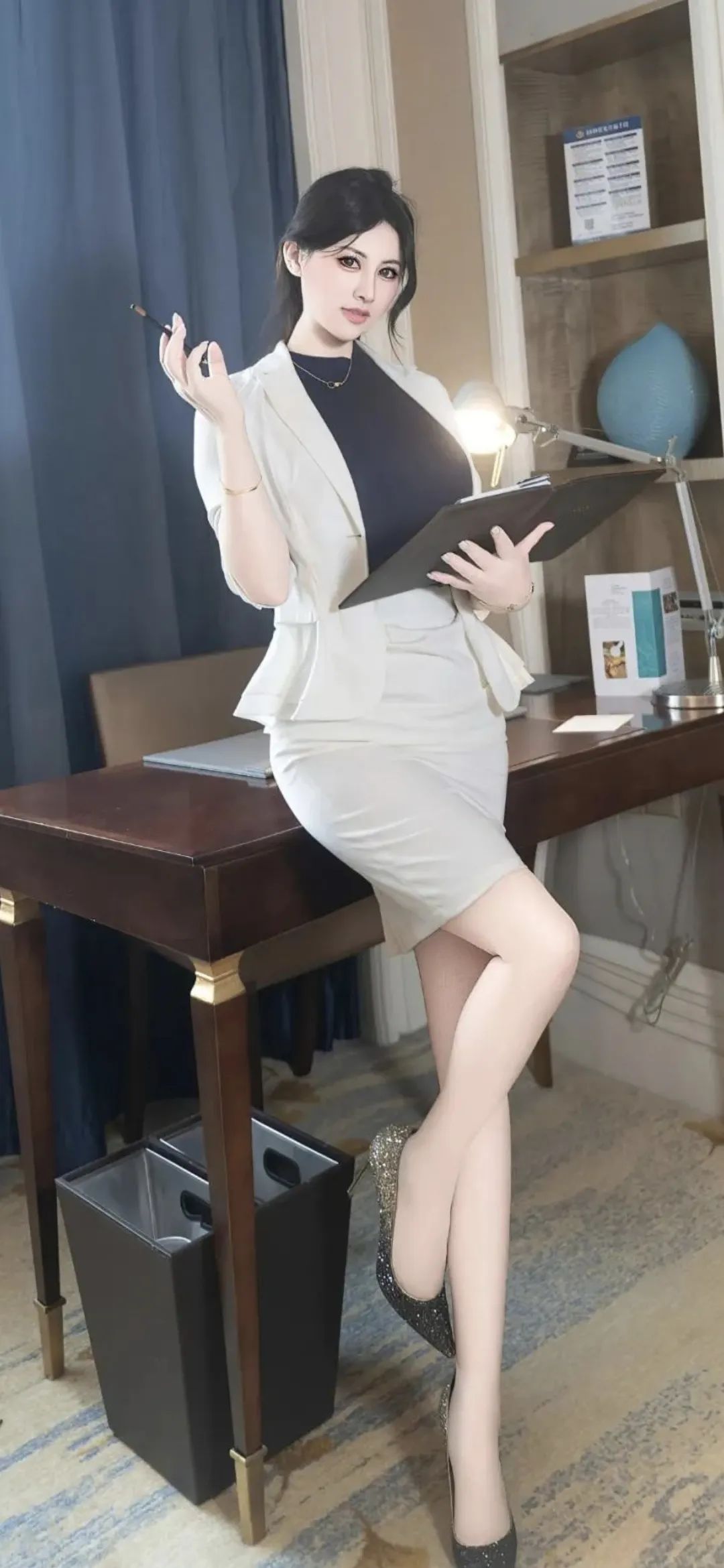 大长腿制服美女秘书手机壁纸