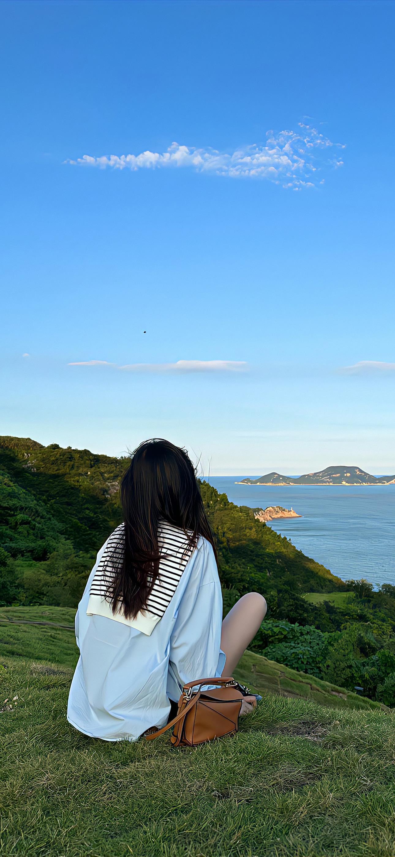 美女山上看海背影手机壁纸