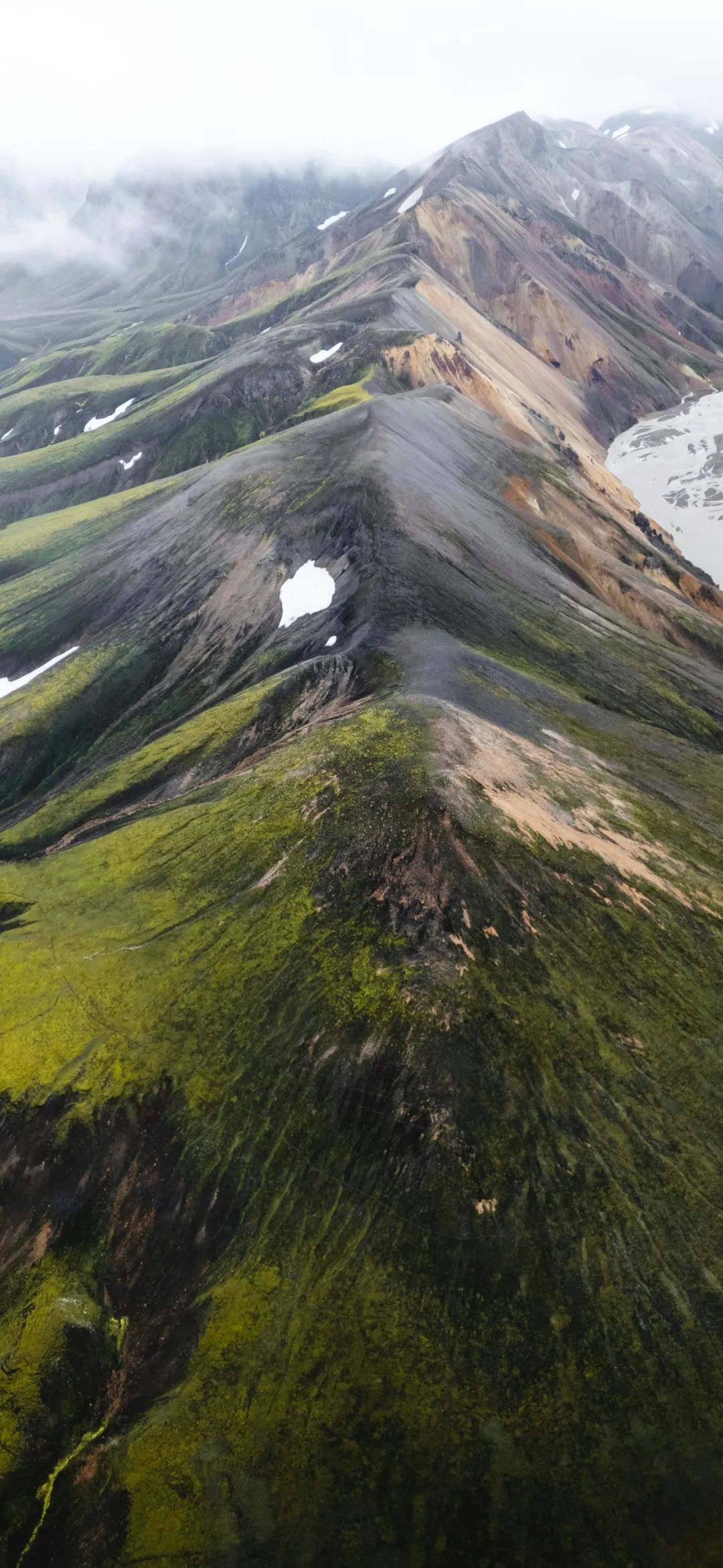 俯拍山脉云雾萦绕的风景手机壁纸