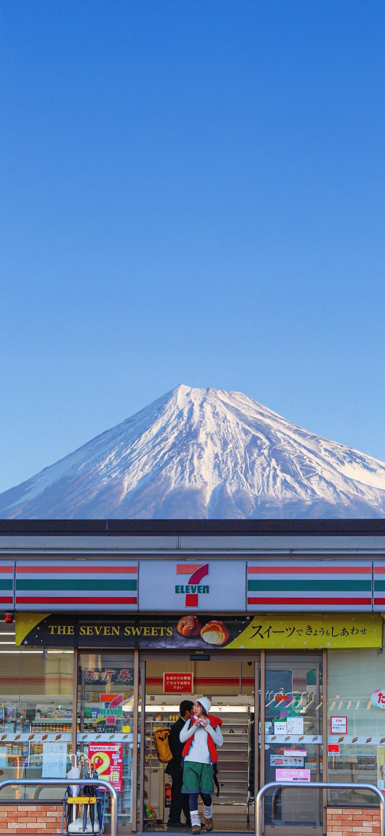 日本富士山下的便利店手机壁纸