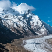 雪山下的弯曲小路手机壁纸