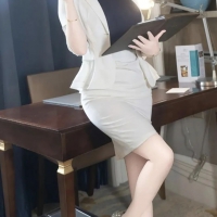 大长腿制服美女秘书手机壁纸