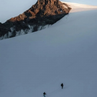 三人爬雪山风景手机壁纸