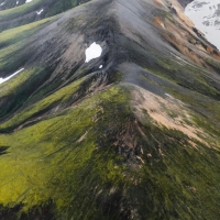 俯拍山脉云雾萦绕的风景手机壁纸