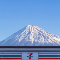 日本富士山下的便利店手机壁纸